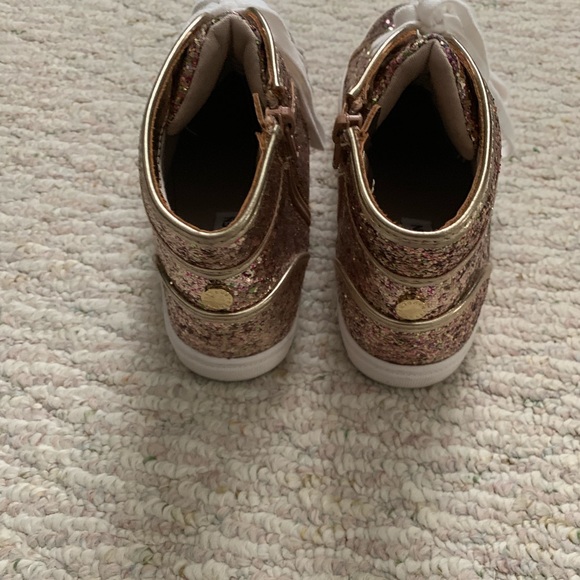 Girls Steve Madden Sneakers - Picture 4 of 4